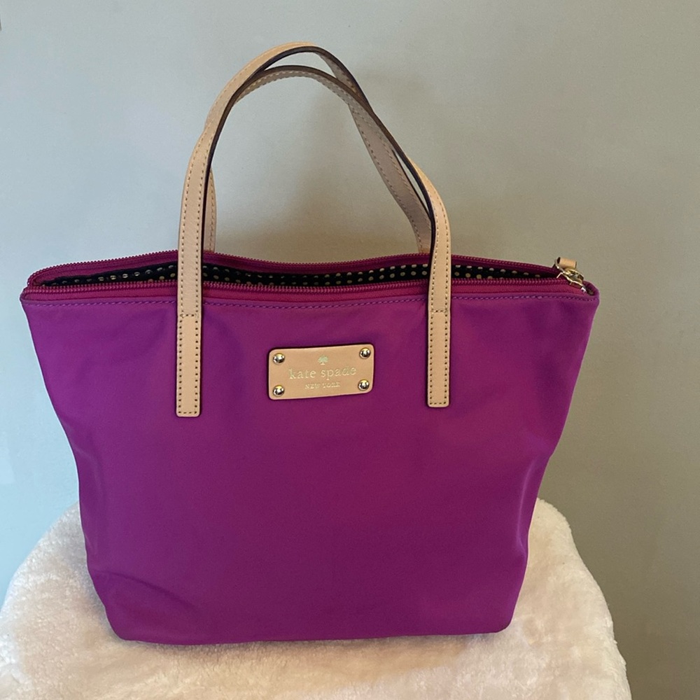 Magenta Kate Spade Purse 👛. Black/white lining. 
1 zipped pocket
2 other pockets